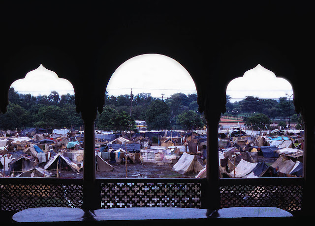 Poblado de tiendas de campaña y palacio en Delhi, La India.