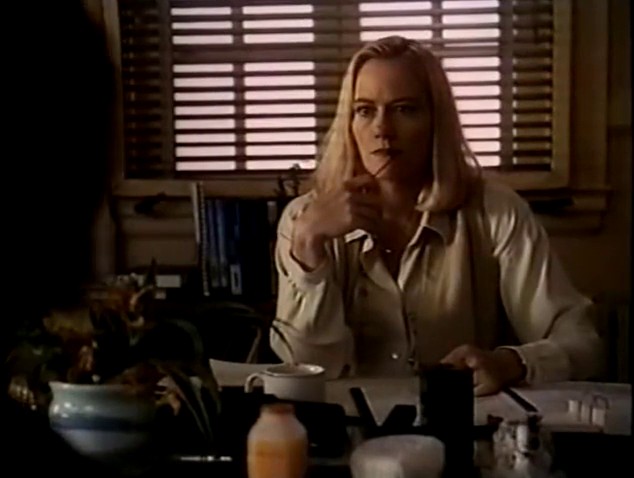 A SOMBRA DE UM PASSADO (DUBLADOTV-RIP) – 1993 A%2BSombra%2Bde%2BUm%2BPassado%2B%25281993%2529.mp4_snapshot_00.44.18_%255B2019.06.30_20.26.36%255D