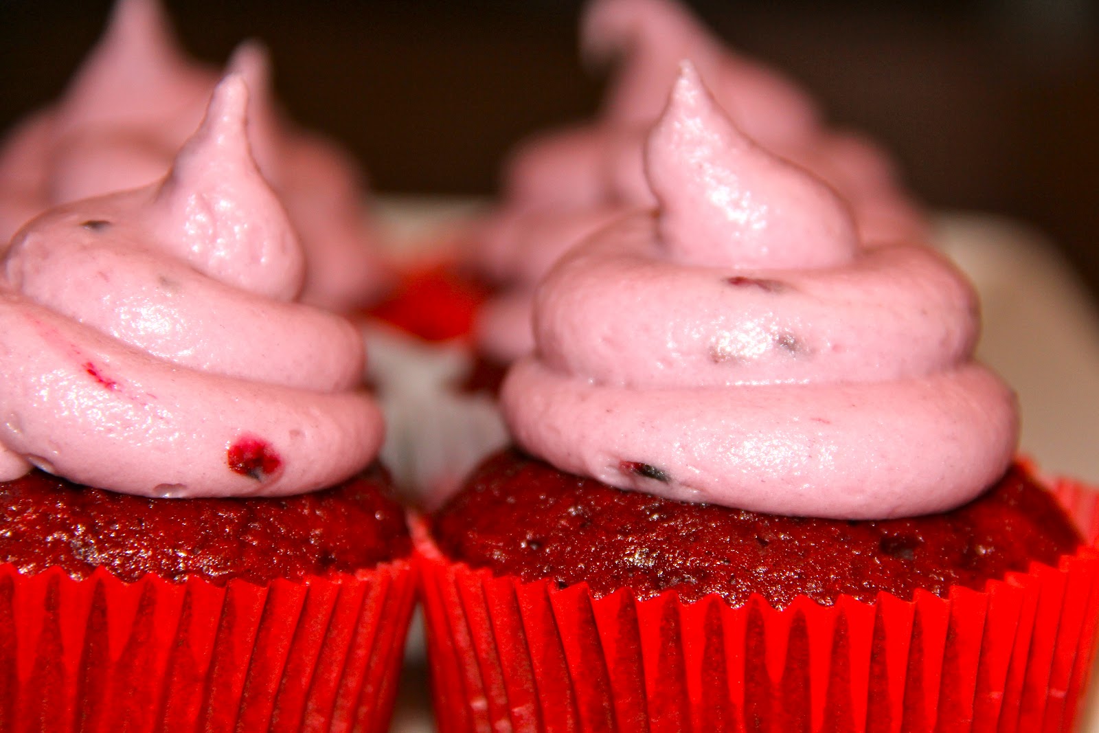 кексики юбилейное. красивые капкейки. капкейки с голубым кремом. фростинг. кекс с помадкой.