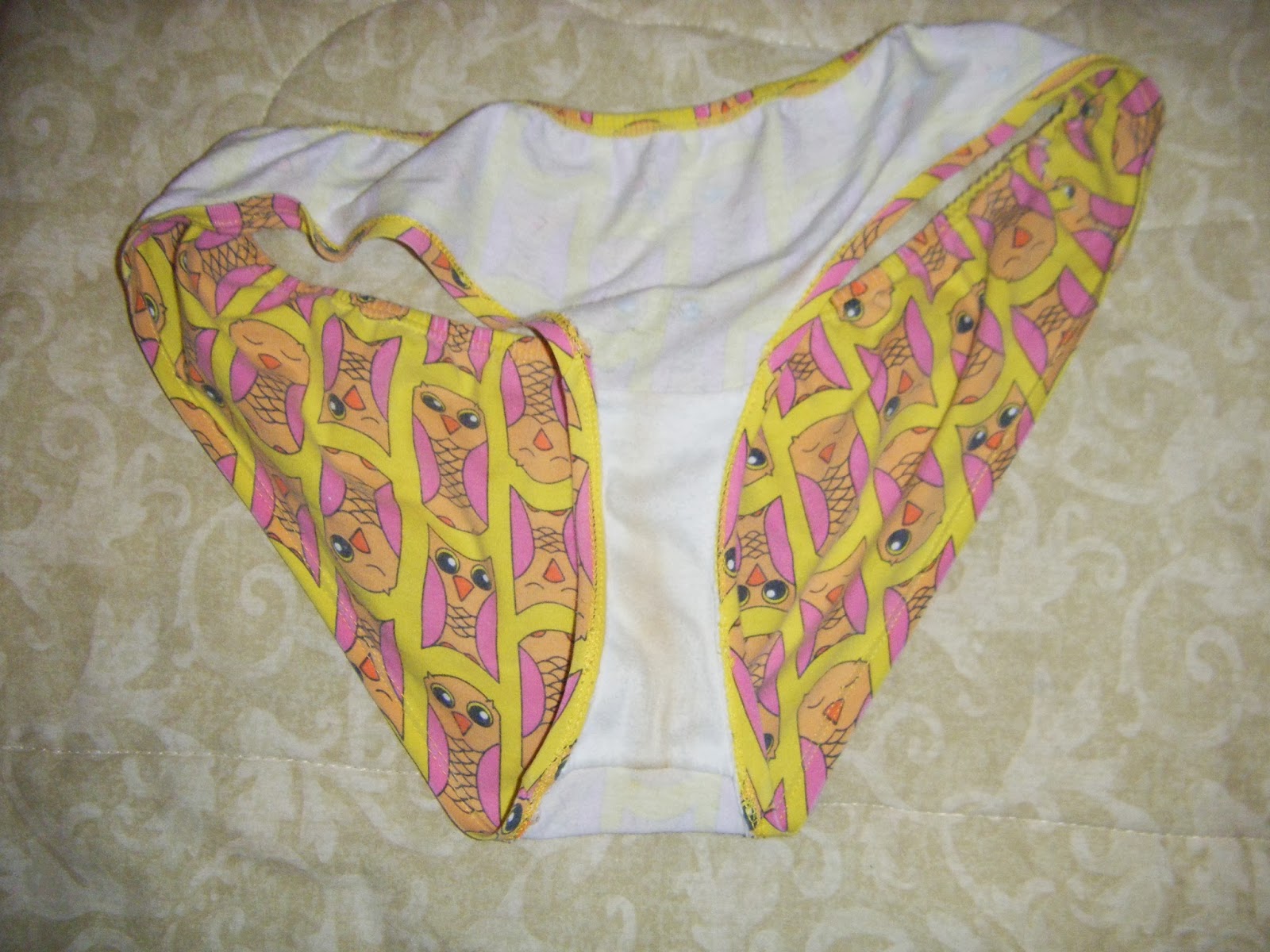 Mis tangas usadas. Para ti./My thongs used. For you.