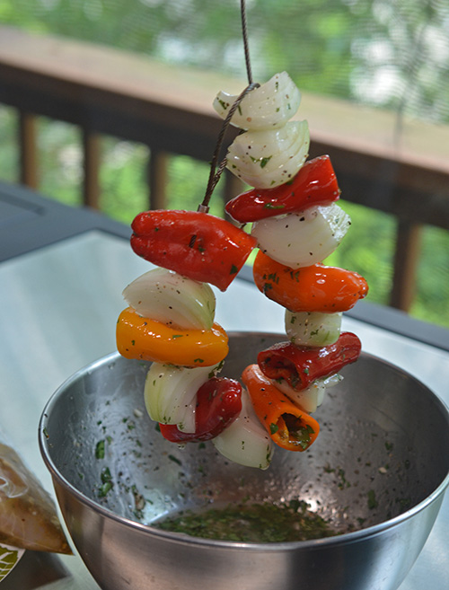 Brocheta de alambre de fuego llena de vegetales fajita