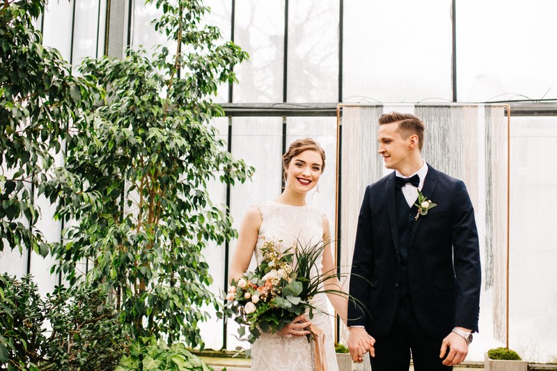 Sesja ślubna wśród zieleni w oranżerii Sesja ślubna wśród zieleni w oranżerii