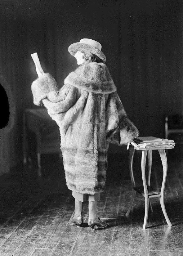 30 Beautiful Photos Capture the ’20s Women in Fur Coats Vintage Everyday