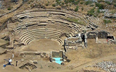 Ξαναζεί το θέατρο της Αρχαίας Καρθαίας