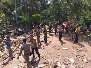 Kekompakan Personil Polsek Sinjai Selatan Dengan TNI Bedah Rumah Program Baznas Hari Pertama