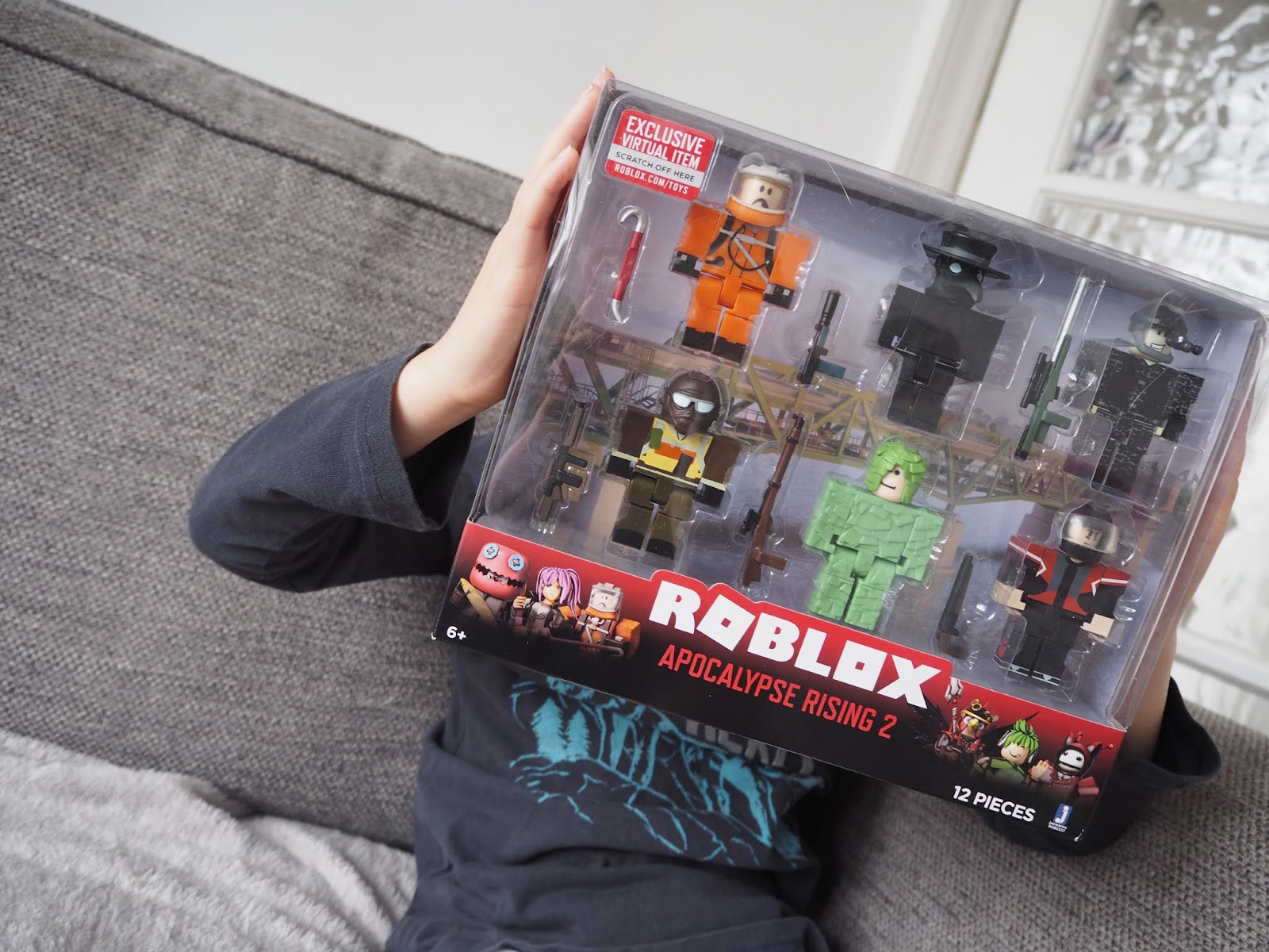 Chic Geek Diary The New Roblox Toys From Jazwares Review Giveaway - roblox apocalypse rising 2 weapons