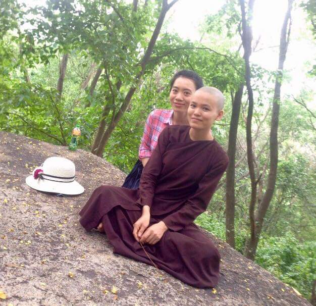 Tu nữ Tịnh Tín và Cận sự nữ www.budsas.asia - Tu nữ Tịnh Tín và Cận sự nữ