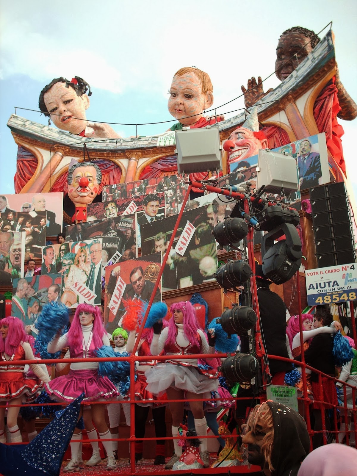 I mille colori del Carnevale di Viareggio, la sfilata dei carri più famosa d'Italia