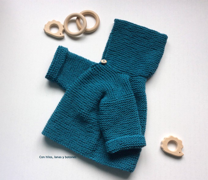 Con hilos, lanas y botones: Jersey con capucha para bebé (patrón gratis)