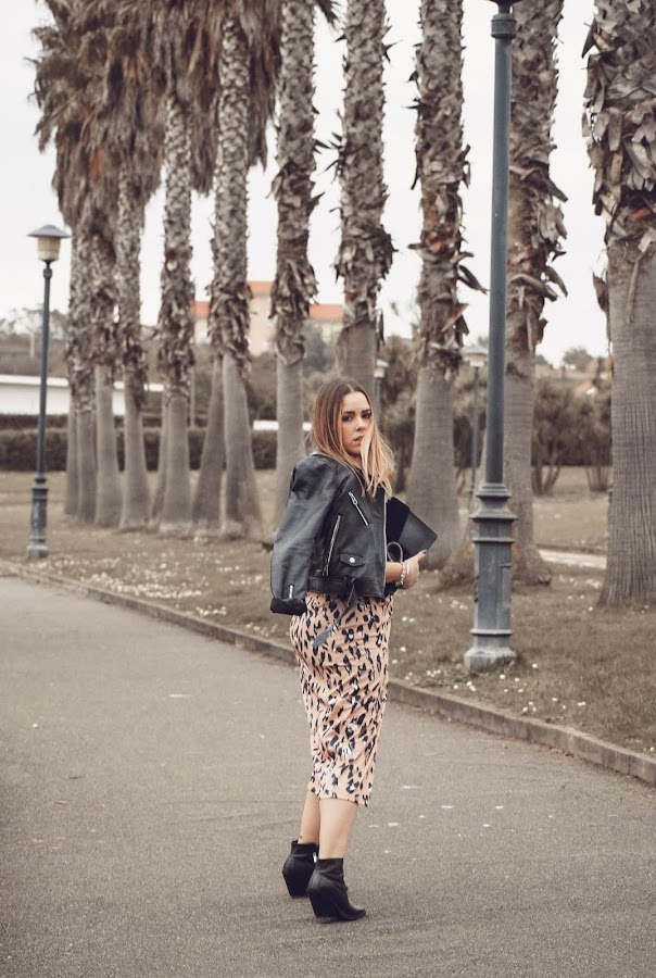 Outfit con falda de leopardo