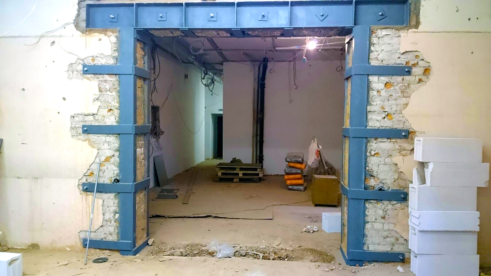 усиление несущей стены. укрепление проемов в кирпичных стенах. проём в несущей стене. усиление несущей стены. пробивка дверного проема 2000 мм.