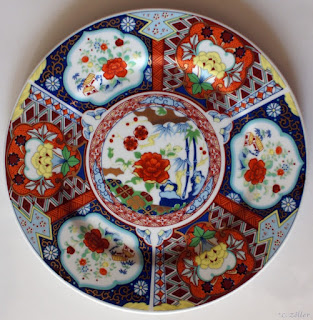 Ett stort fat i Imari-stil och tre väggfat ca 90-tal.