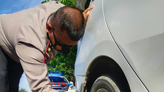 Kasat PJR Polda Sulsel Terjung Langsung Menggantikan Ban Mobil PengendaraKompas Terkini