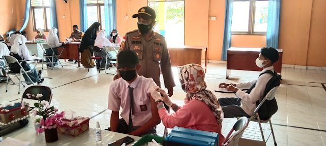 Polsek Daik Lingga Menggelar Vaksinasi Covid-19 di Sekolah –Sekolah dan Pesantren Polsek Daik Lingga Menggelar Vaksinasi Covid-19 di Sekolah –Sekolah dan Pesantren