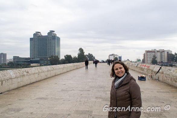 Taşköprü üzerinden karşıya geçerken, Adana