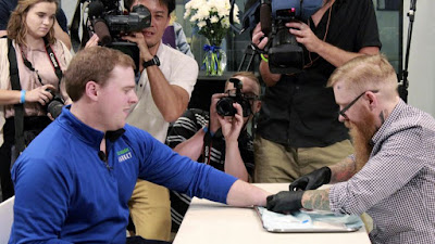 Ribuan Warga Swedia Menanam Mikrochip ke Tangan Mereka – Apakah Itu Sebuah Tanda Antikristus?