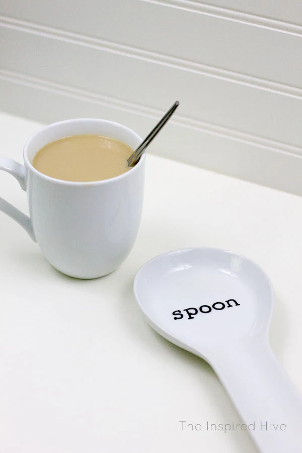 Easy DIY farmhouse spoon rest idea! How to use Sharpies on a ceramic spoon rest.