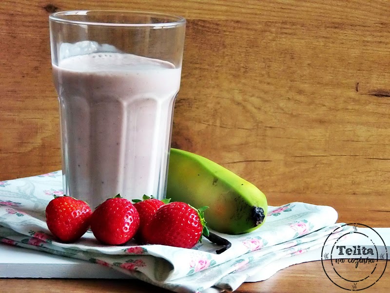 batido de banana e morango com aveia e baunilha