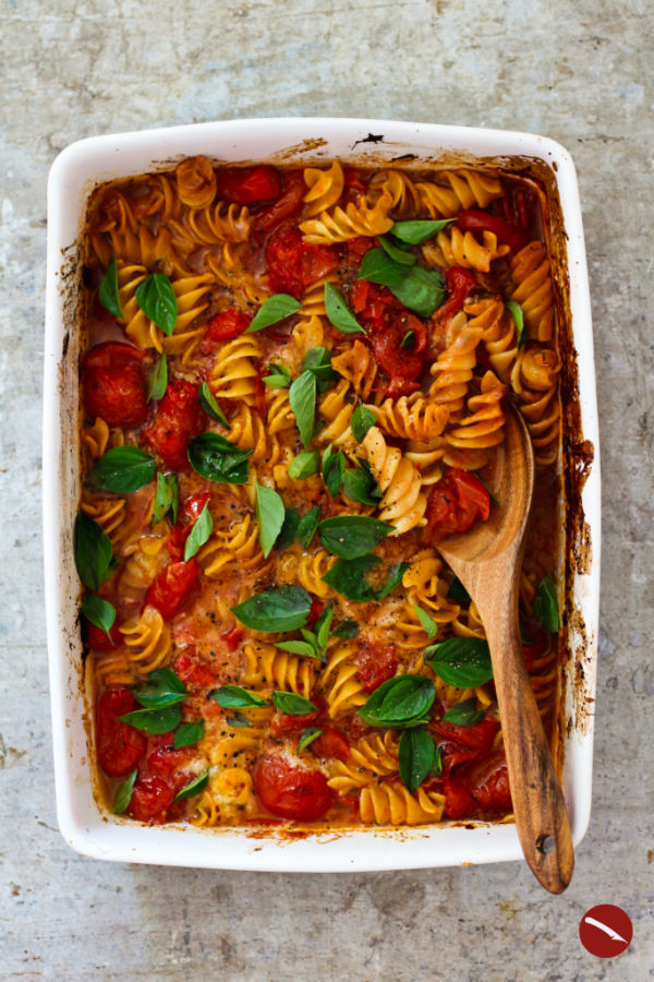Ottolenghis Rezept trifft die italienische Küche! One-Pan-Tomato-Butter-Pasta mit der berühmten Tomatensauce von Marcella Hazan. Für diesen Nudelauflauf werden die Zutaten gemeinsam ganz einfach im Ofen gegart. #rezepte #tomatensauce #buttersauce #ottolenghi #pasta #nudelauflauf #fusilli #einfach #selbermachen #mit_käse #pizza #aus_frischen_tomaten #ofentomaten #kirschtomaten #spaghetti #vegetarisch #vegan #einfache_rezepte #für_jeden_tag #überbacken #parmesan