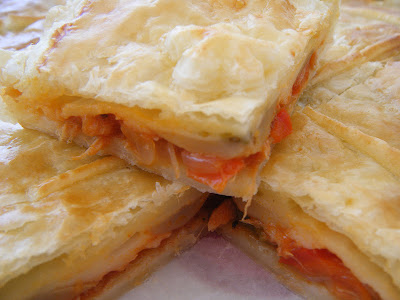  EMPANADA CON SALSA DE ATÚN 