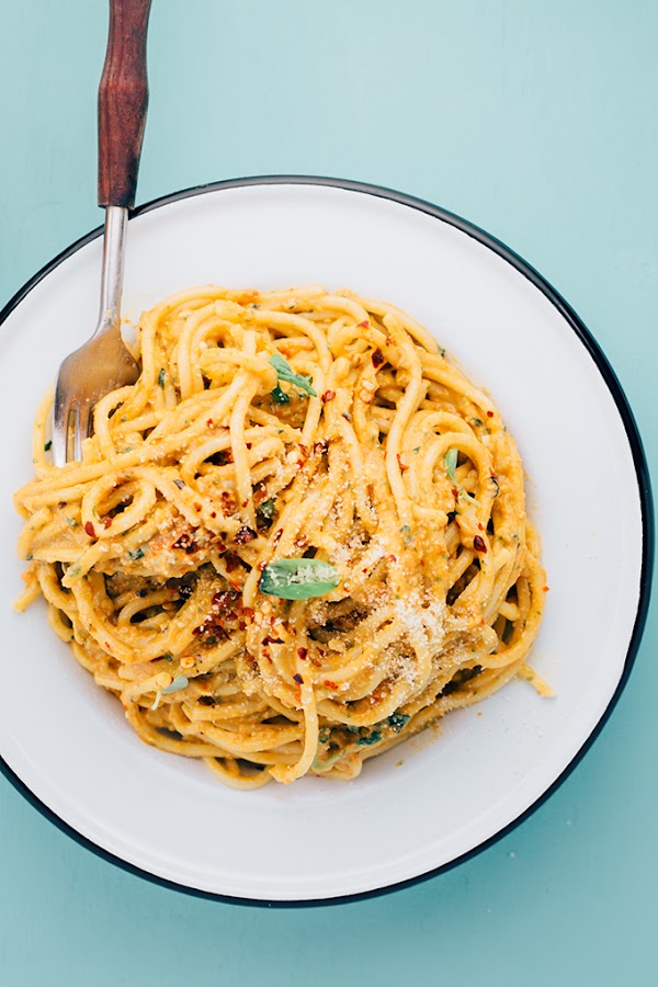 AVOCADO AND SUN-DRIED TOMATO PESTO PASTA AVOCADO AND SUN-DRIED TOMATO PESTO PASTA