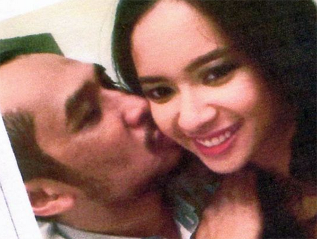 Mirip ketua KPK Abraham Samad sedang cimuan dengan gadis Mirip ketua KPK Abraham Samad sedang cimuan dengan gadis