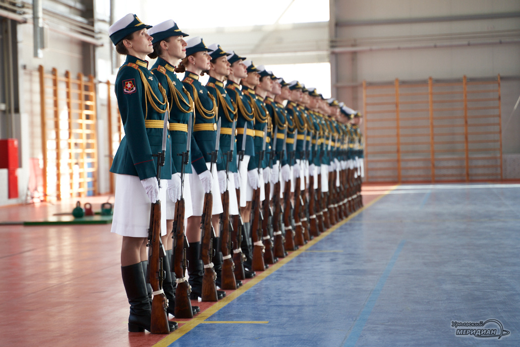 женский взвод почетного караула. взвод регулировщиц волгоград. женский взвод. взвод на параде. женская рота почетного караула.