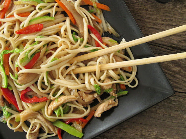 Лапша удон с курицей и овощами (Яки Удон Тори)