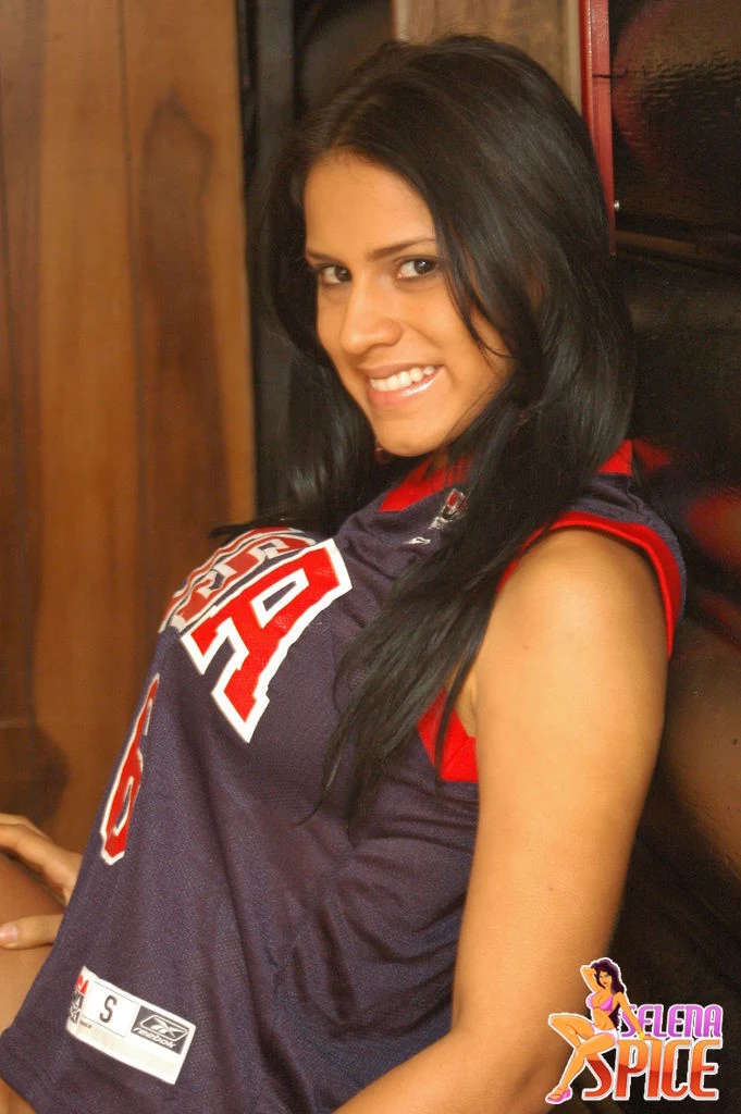 Andrea Rincon, Selena Spice Galeria 27 : Camiseta Basket, Cachetero