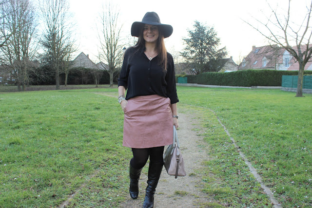 jupe en cuir vieux rose zara, sac clarks