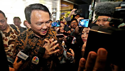  Photo:Sumberekonomi.co.id  Basuki Tjahaja Purnama alias Ahok, kerap menjadi sasaran tembak apabila terjadi sesuatu yang buruk disekitarnya, meskipun kejadian buruk tersebut sebenarnya bukanlah semata-mata kesalahanya.Terlebih Lagi Setelah Pertamina Alami Kerugian,Berbagai Sindiran Pedas Mengalir Deras,Ahok Jadi Sasaran.   Seperti halnya yang tengah terjadi sekarang ini,dimana perusahaan tempat ia bekerja yakni PT. Pertamina tengah mengalami kerugian hingga Rp11 trliun.   Berita tentang kondisi keuangan Pertamina ini pun menjadi perbincangan di berbagai kalangan Salahsatunya Topik yang Di bahas di media-media Berita lokal Maunpun nasional.   Terutama para netizen yang budiman,dimana berkat perundungan mereka Ahok pun menjadi trending topic di media sosial seperti Twitter.Berbagai sindiran pedas mengalir deras,terlebih lagi beberapa waktu lalu Pertamina harus terlempar dari 500 perusahaan terbaik dan terbesar di dunia yang dirilis oleh Fortune Magazine.   Seolah-olah apa yang di alami oleh PT Pertamina saat ini semata-mata karena kesalahan seorang Ahok.   Kendati demikian,sudah tidak aneh jika hal itu terjadi. Sebab kita tahu dari arah mana perundungan itu berasal.Di mana menurut mereka Ahok adalah musuh bersama yang abadi.   Jangankan ada celah buat menyalahkannya, tak ada celah sekalipun mereka akan menggunakan mikroskop untuk mencari-cari kesalahannya.   Seperti diketahui,sebagai komisaris utama di PT. Pertamina Ahok tidak berwenang untuk menjalankan kegiatan operasional harian Pertamina,dimana tanggung jawab operasional harian berada di tangan Dewan Direksi.   Begitu juga dengan bisnis yang dapat mendatangkan keuntungan maupun kerugian bagi perusahaan pelat merah tersebut.   Dalam hal ini, tugas dan wewenang Ahok sebagai Komisaris Utama menurut Pasal 31 Undang-Undang nomor 19 tentang Badan Usaha Milik Negara,yakni mengawasi direksi dalam menjalankan kepengurusan perseroan,serta memberikan nasehat-nasehat kepada direksi.   Selain itu,menurut pengakuan Vice President Komunikasi Perusahaan Pertamina Fajriyah Usman,ada 3 faktor eksternal yang menjadi penyebab Pertamina mengalami kerugian,yakni penurunan harga minyak mentah dunia, penurunan konsumsi BBM di dalam negeri,serta pergerakan nilai tukar dolar yang berdampak pada selisih kurs yang cukup signifikan.   Menurut beberapa pengamat merupakan hal wajar dan lumrah di tengah pandemi Covid-19 jika pertamina mengalami kerugian.Tidak hanya Pertamina saja,   kerugian sangat besar juga dialami hampir seluruh perusahaan minyak dan gas besar dunia, seperti Shell, Exxon Mobile bahkan Chevron perusahaan energi milik Amerika mengalami kerugian hingga Rp 121 triliun.   Dengan begitu, menyalahkan Ahok atas kerugian yang dialami Pertamina tidaklah tepat. Karena yang menjadi penyebabnya,Adalah masalah eksternal di luar kendalinya.   Dalam hal ini ia hanya menjadi sasaran tembak,mungkin ceritanya akan berbeda kalau yang menjadi Komisaris Utama bukanlah Ahok.