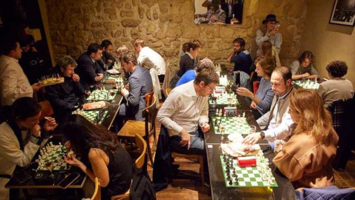 Un nouveau café-bar où on joue aux échecs autour d'un verre vient d'ouvrir 4 rue du sabot dans le VIe arrondissement à Paris - Photo © Blitz Society