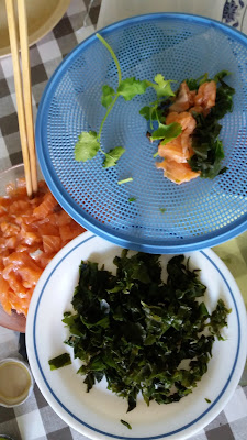 Mini rouleaux saumon cru-algues wakamé ;Mini rouleaux saumon cru-algues wakamé