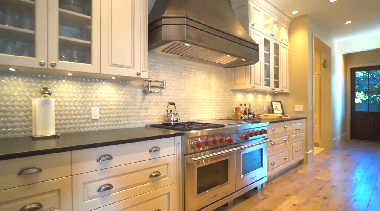 41 Photos vs. 8200 Kalavista Dr, Coldstream, Canada Kalamalka Lake Mansion Interior Design Tour
