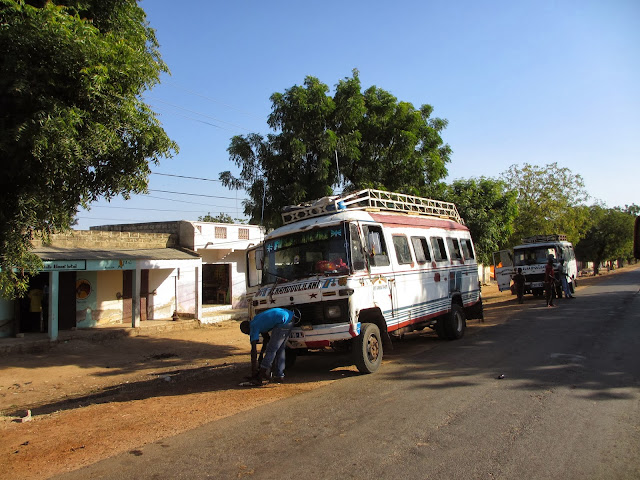 VIAJAR NO SENEGAL | Como sobrevivemos e andamos nas estradas e trânsito do Senegal