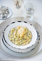 Sopa de Navidad con Tortellino alla carne y crujiente de parmesano