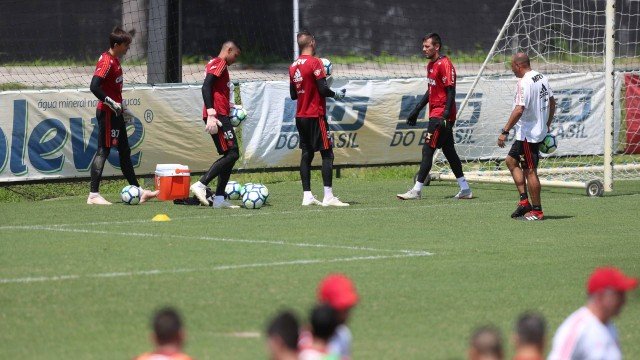 Torção de Diego Alves é novo capítulo de guerra fria com o Flamengo