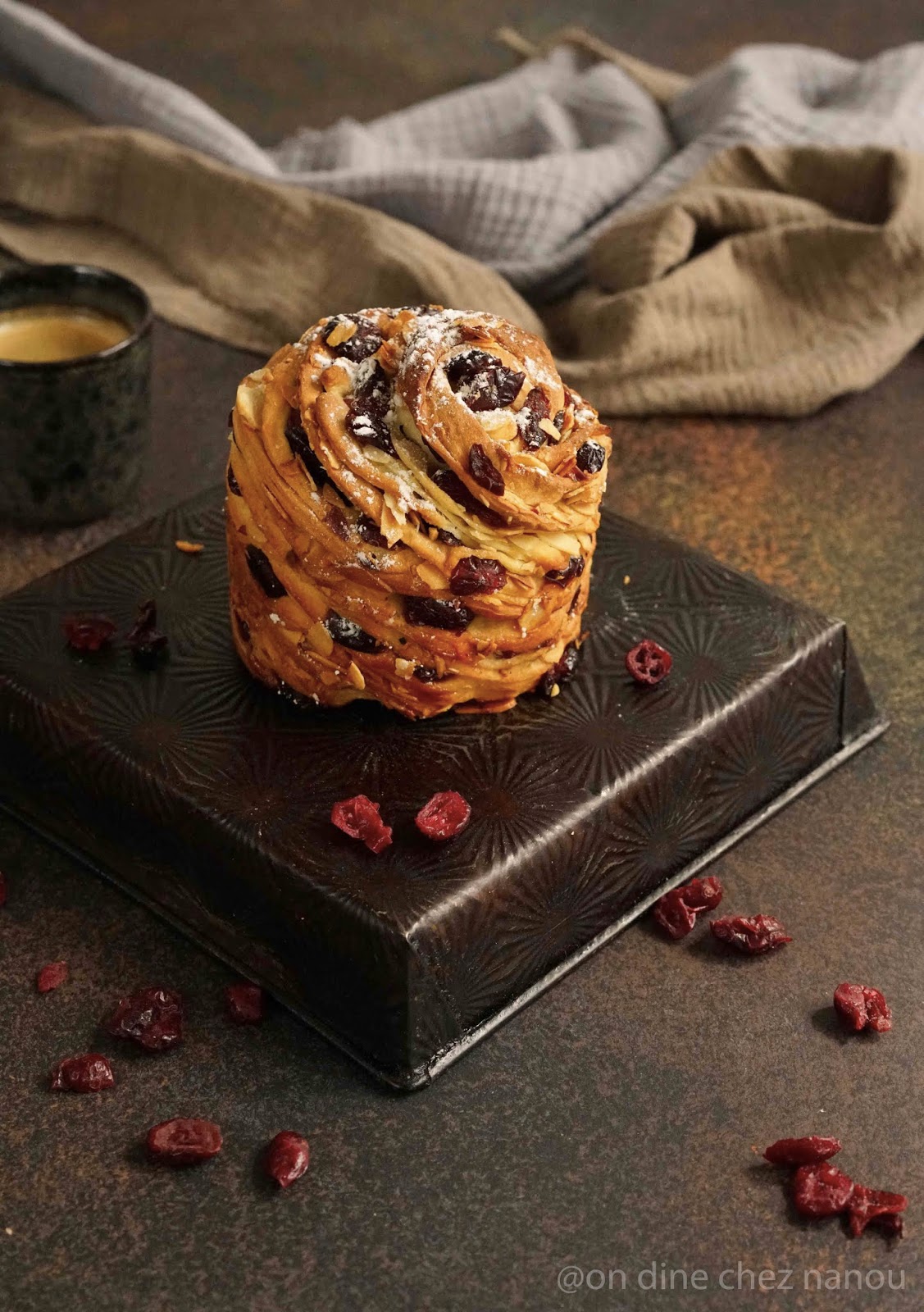 Koulitch kraffin russe , une brioche pour Pâques koulitch pâques orthodoxe , brioche roulée aux fruits secs ,cranberries , épeautre