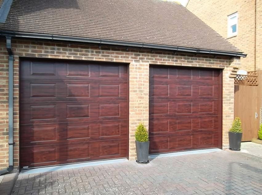 11 desain pintu garasi  besi dan kayu tren terbaru yang 