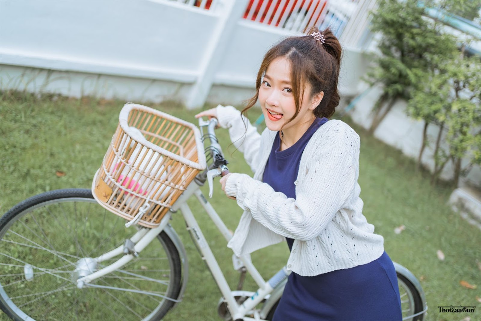 Cutest Thailand model - Kamonravee Korsampan (Aueyauey เอ๋ยเอ้ย) - How to drive a bike - TruePic.net