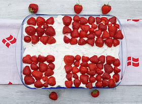 Rezept: Dänischer Erdbeer-Quark im Dannebrog-Design. Rot und weiß, das sind auch die Farben der Flagge von Dänemark!