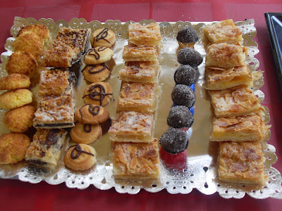 Galletas de mantequilla, bolitas de chocolate y coquitos.