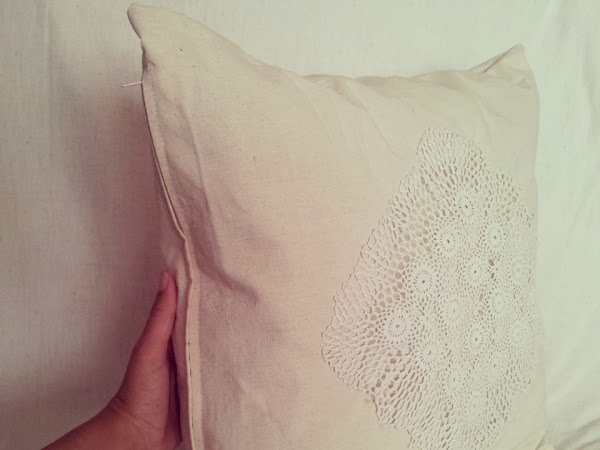 DIY: Linen and Lace Pillow Cover