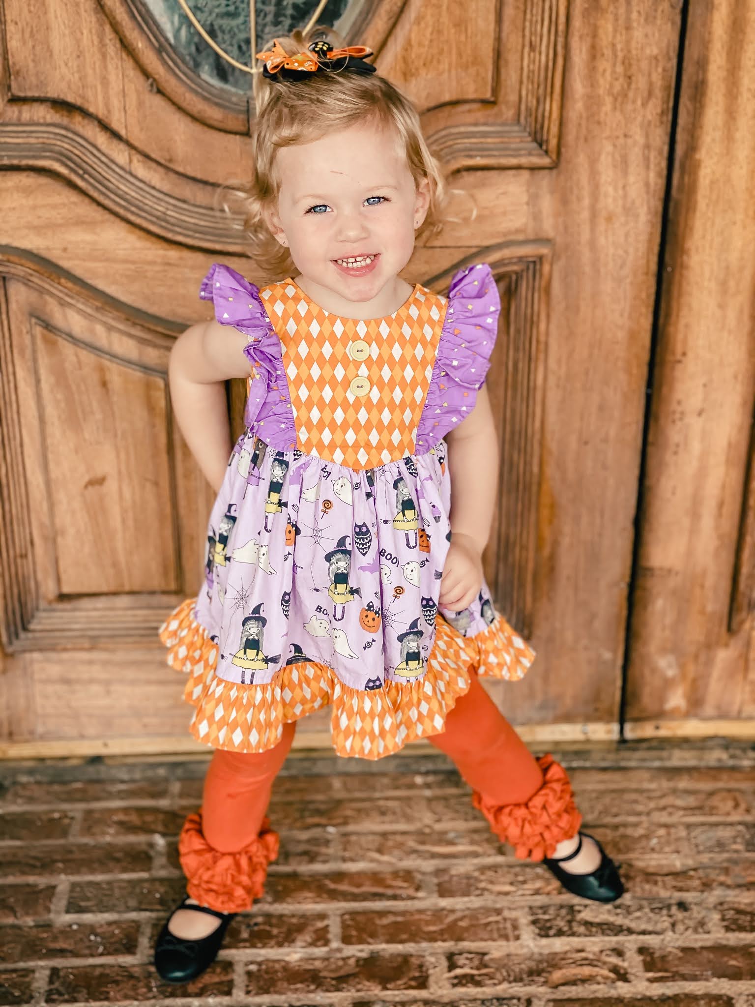 Happy h apartment life. фильм счастье. картинка чернокожая пара с ноутбуком и долларами инвестиции. Happier h. Happier h.