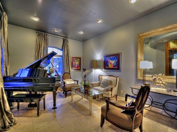Living room in grey classic accents and luxurious Mobliar