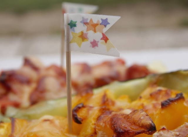 Rezept: Gefüllte Zucchini-Boote aus dem Backofen. Mit Mast und maritimem Wimpel sind die Boote bei Kindern besonders beliebt, vor allem wenn sie beim Befüllen helfen dürfen.