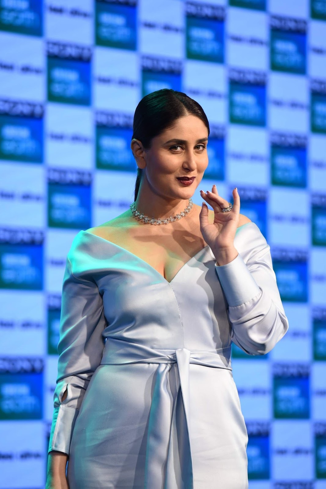 Kareena Kapoor Super Sexy Cleavage Show At The Launch Event of Sony BBC Earth