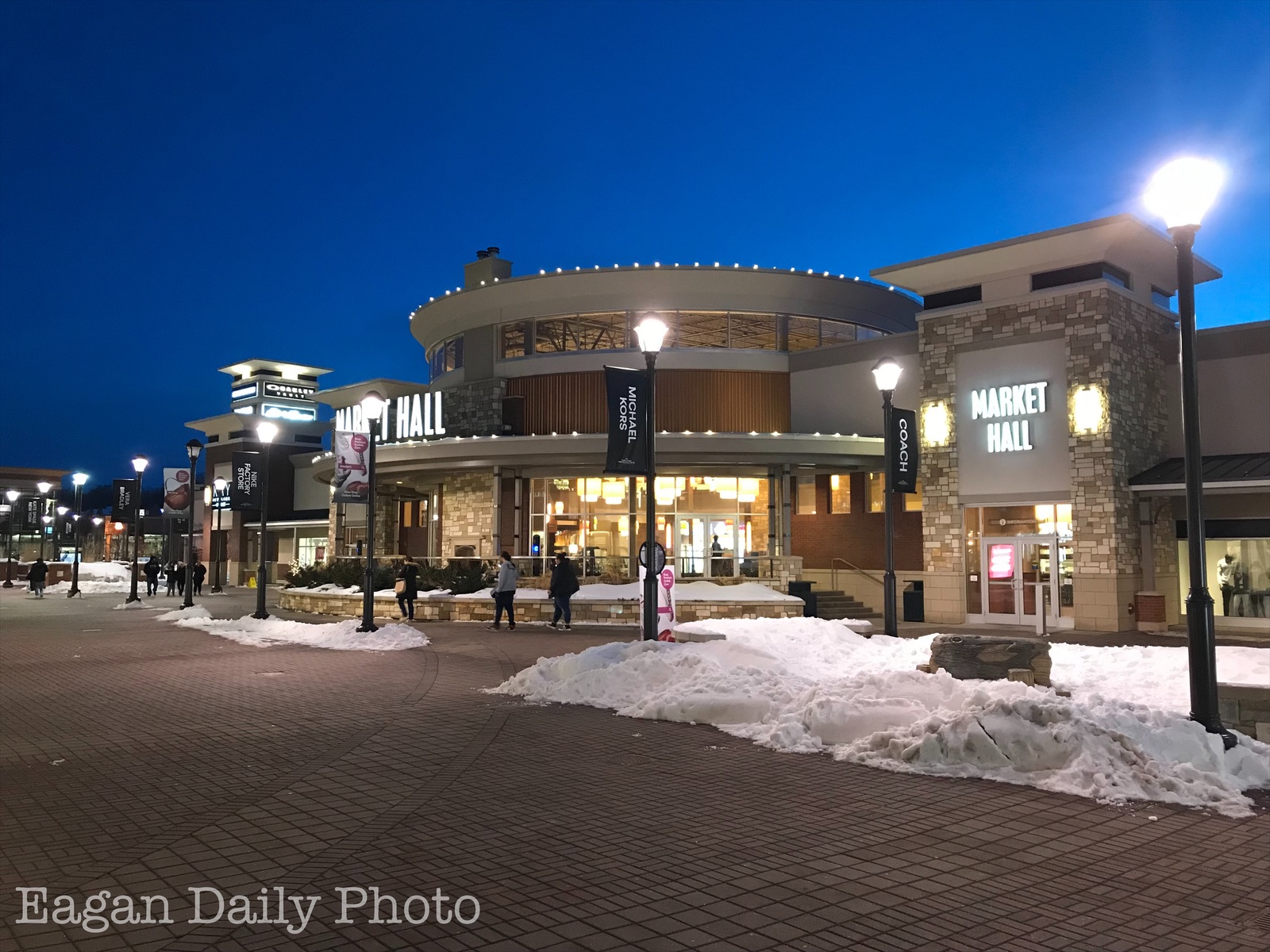 Eagan Daily Photo: Shopping and strolling