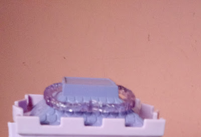 Brinquedo de plástico maleta casa lilás  da Ariel - A pequena Sereia - Disney - faltando um lado da porta do guarda roupa - fechada mede 17,5cm de altura 13cm de largura e 9,5cm de espessura R$ 30,00