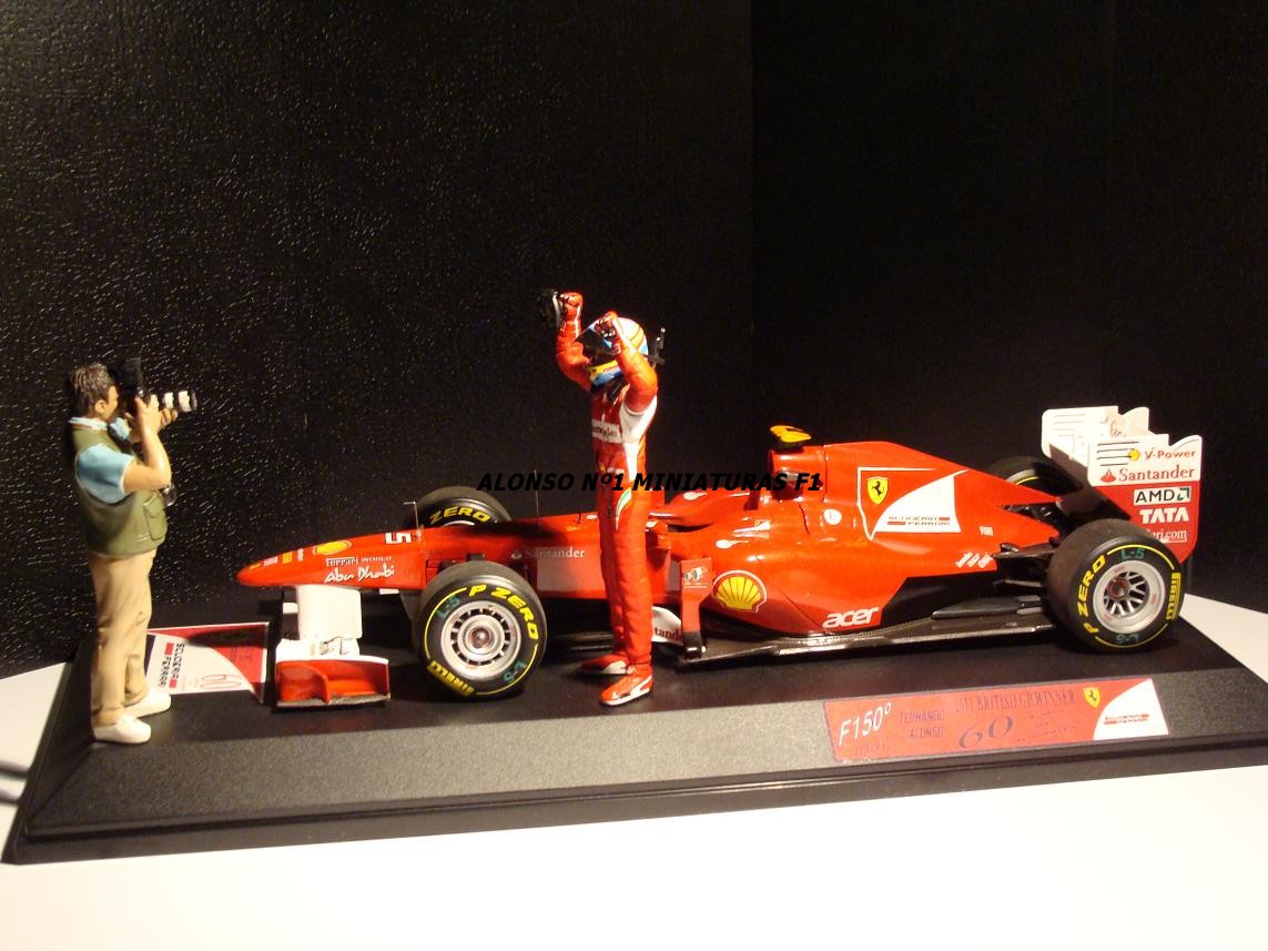 Voitures Formule 1 miniatures noirs sur Fernando Alonso